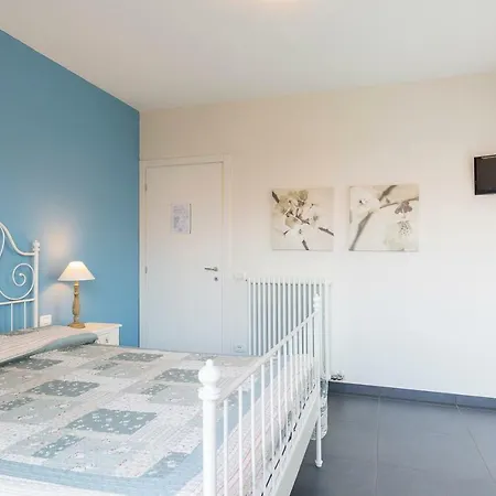 Lakeview Escape | Bright With Garden *